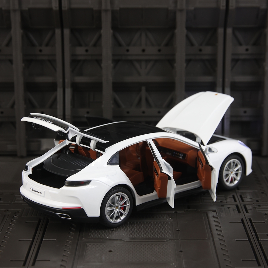 1:24 ポルシェ パナメーラ 合金製カーモデル、開閉可能な - Audio Music Car のレビューと価格